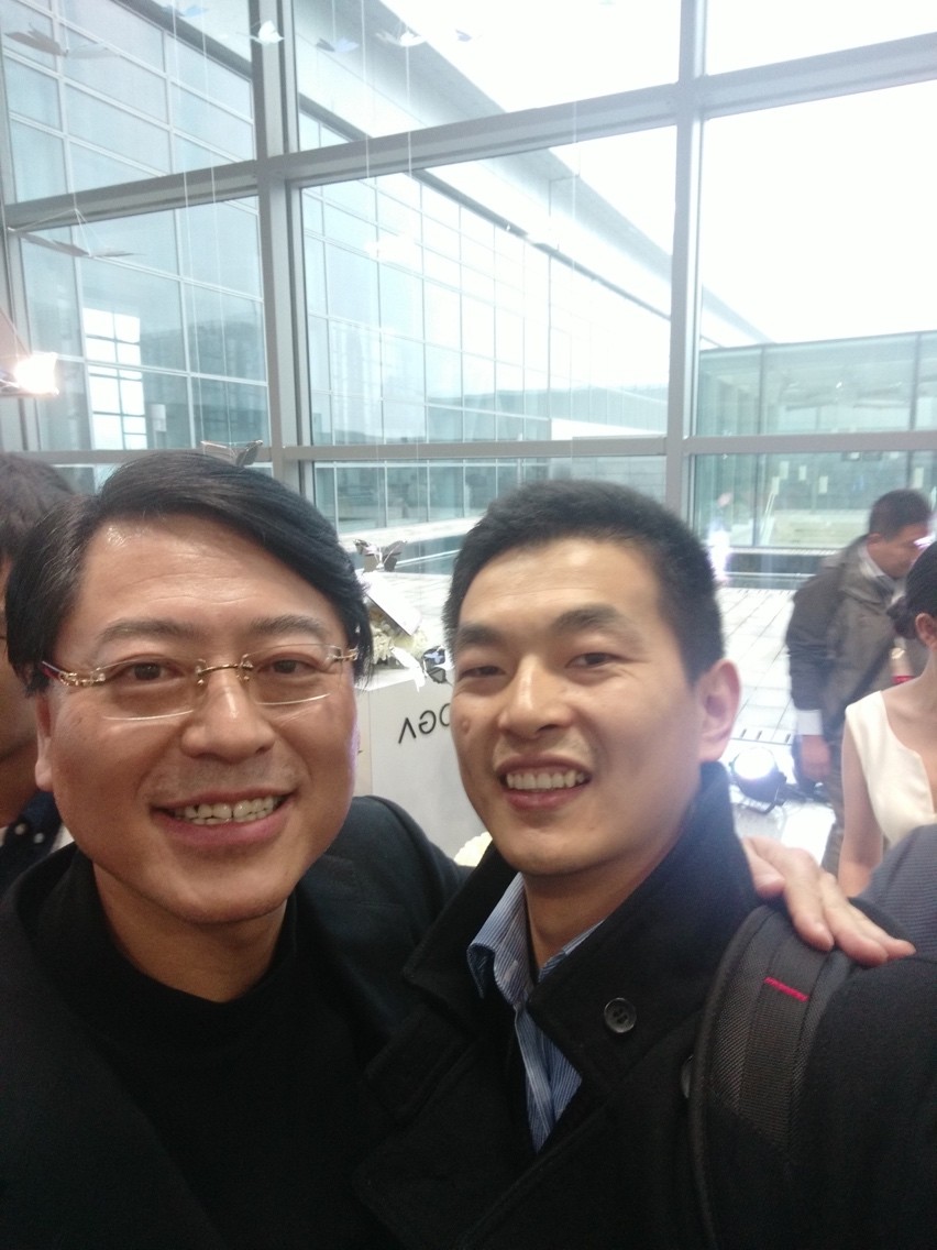 几个微笑的人  中度可信度描述已自动生成