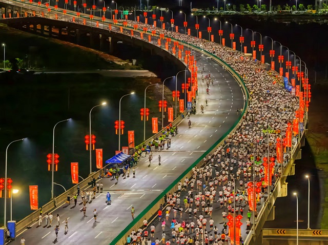 29Y12025南昌万人夜跑活动现场.jpg