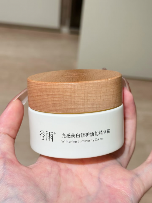 冬季皮肤干燥起皮用什么护肤品？2026美白修护保湿面霜推荐，3款面霜涵盖不同人群