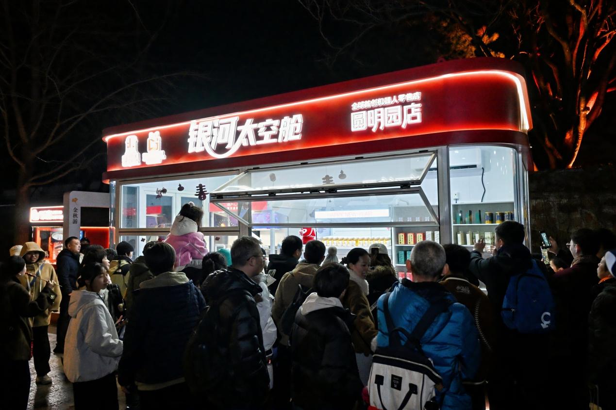 一群人站在巴士前 AI 生成的内容可能不正确。