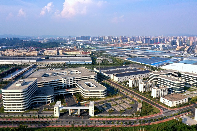 7-1Y上饶 上饶经开区鳞次栉比的厂房.JPG