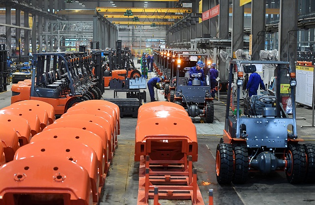 6-27Y宜春 高安市龙工（江西）机械有限公司工人在生产车间组装叉车.jpg