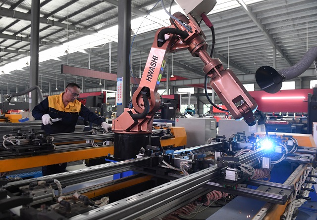 6-27Y宜春 江西省樟树市金虎集团有限公司员工在使用上架机器人焊接金属家具部件.jpg