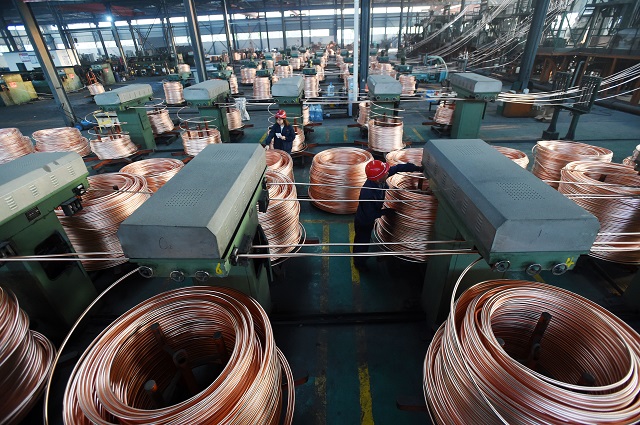 6-27Y宜春 丰城市循环经济产业园，江西泰和百盛实业有限公司的工人正在大丝车间加工铜制品。该公司年消化金属废料4万吨，年生产各类铜产品5万吨，年产值20亿元.JPG
