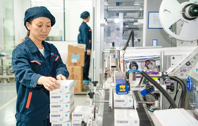 1775093805155893.jpg 4-27Y赣州 青峰医药集团有限公司生产车间,企业员工在生产线上忙。廖培宇 摄.jpg