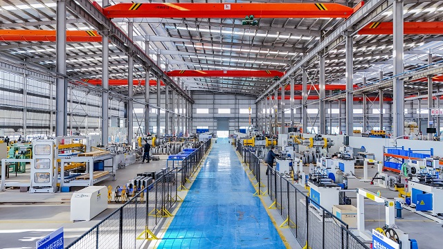 1775093796345340.jpg 4-27Y赣州 赣州康晋电气设备有限公司生产车间内,工人们正在生产线上赶制订单(薛顺鑫 摄).jpg