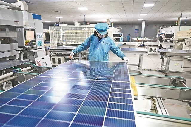 2-2y位于玉山县的上饶云天新能源有限公司自动化太阳能电池组件生产车间内，一块块新生产的太阳能电池板即将发往肯尼亚。江西日报全媒体记者 洪子波摄.jpg