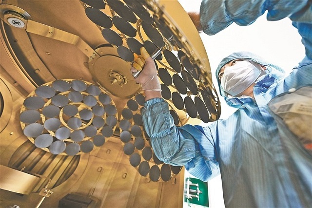 2-2y南昌经开区凯迅光电股份有限公司，工人正在生产出口海外的太阳电池外延片、芯片，红黄光LED芯片等产品。江西日报全媒体记者 吴文兵摄.jpg