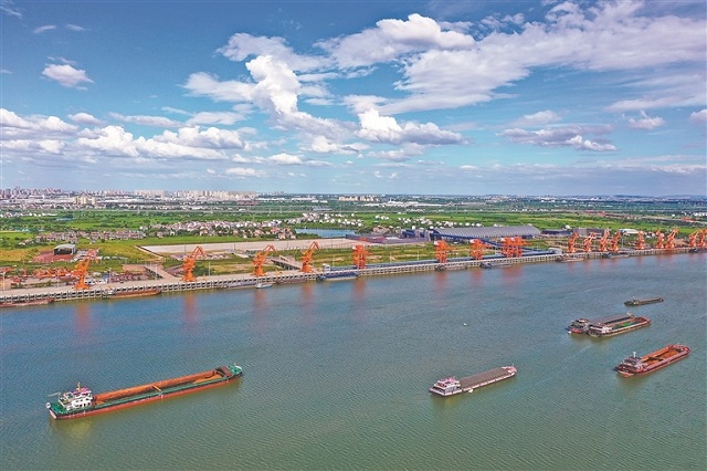 2-2y2025年8月14日，位于赣江南昌县水域的姚湾综合码头船来船往，龙门吊高效运转，一派繁忙景象。江西日报全媒体记者 洪子波摄.jpg