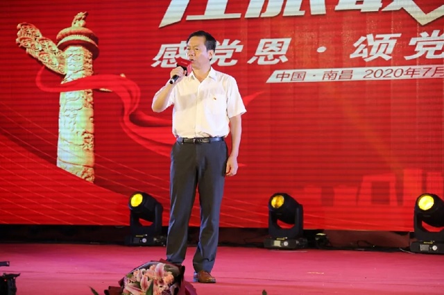 3x江西省旅游集团党委书记、董事长曾少雄上台即兴演唱《那就是我》.jpg