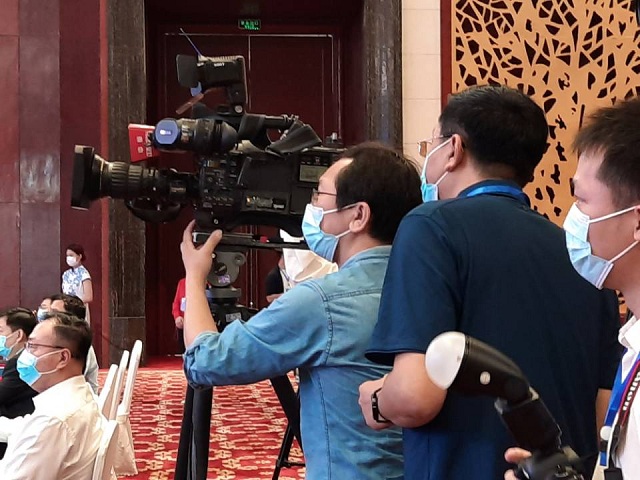 30r花絮1：江西卫视高磊（左一）记者在采访.jpg