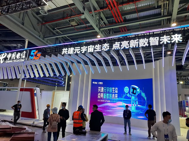 11x4中国电信展台的弧形大屏幕，展示出浓浓的科技感.jpg