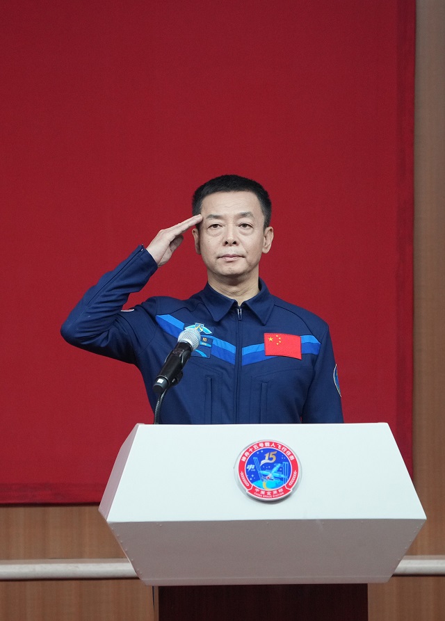 29n11月28日，航天员邓清明在酒泉卫星发射中心与记者见面.JPG