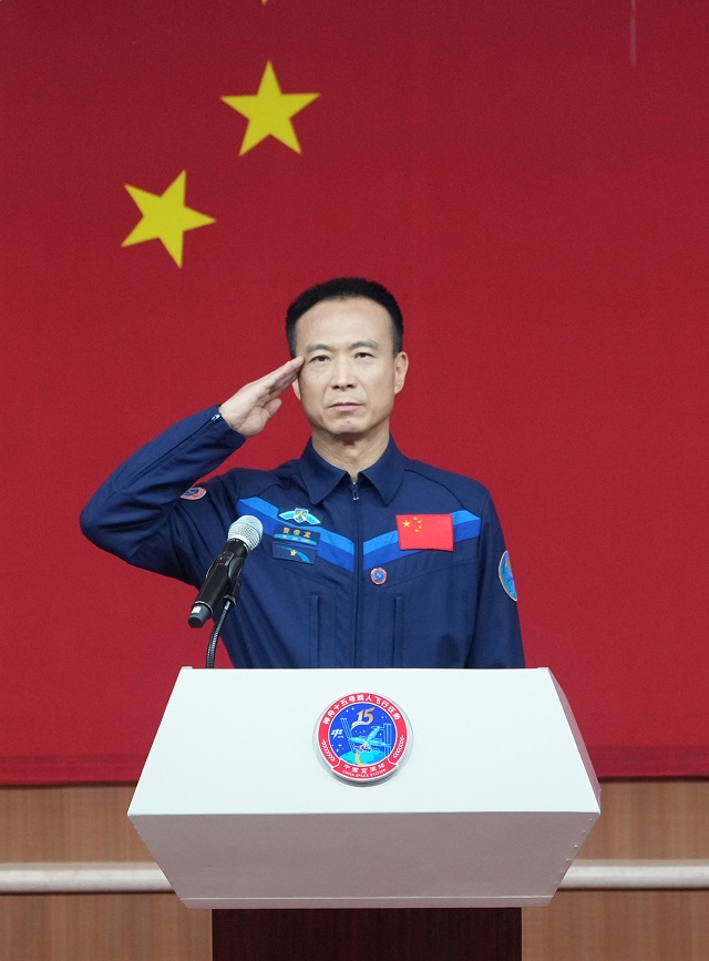 29n11月28日，航天员费俊龙在酒泉卫星发射中心与记者见面.JPG