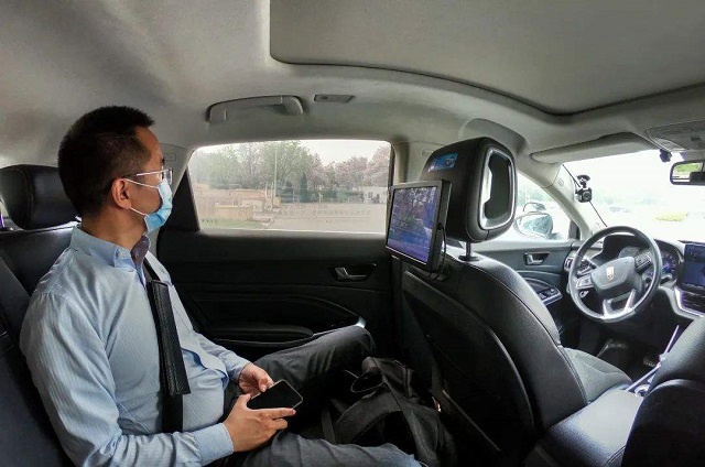 29r图为在北京经济技术开发区，一名男士在体验无人驾驶车。.jpg