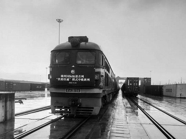 5r11月25日，赣州中欧班列首次通过“铁路快通”模式出境.jpg