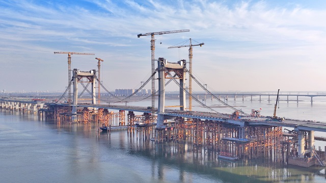 20n春节期间，南昌洪州大桥项目施工人员坚守一线，确保项目节点稳步推进。（全媒体记者 许玉宸 摄）.jpg