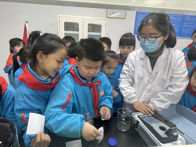 29n实验室人员教导学生动手参与水质检测小实验。.jpg