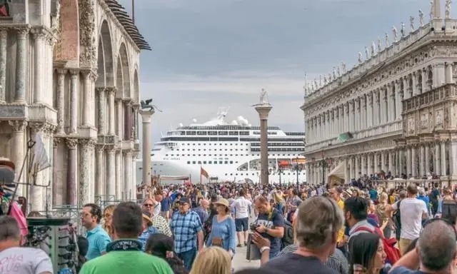 22r游客在意大利威尼斯的圣马可广场游览 .jpg