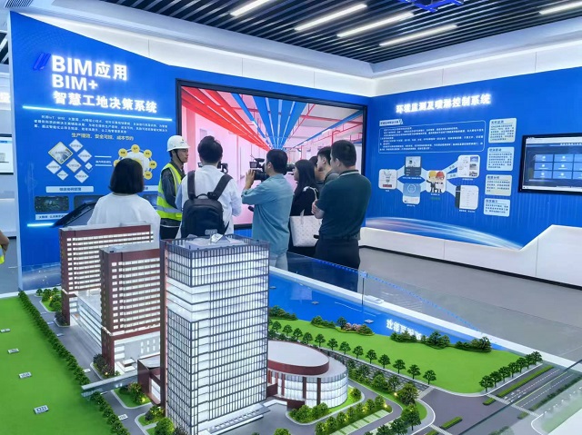 21h 项目经理向记者介绍智慧工地BIM应用。.jpg