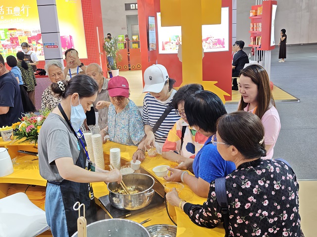 16h 市民在排队等待试吃米粉。.jpg