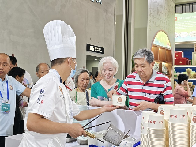 16h 市民在排队等待试吃米粉3。.jpg