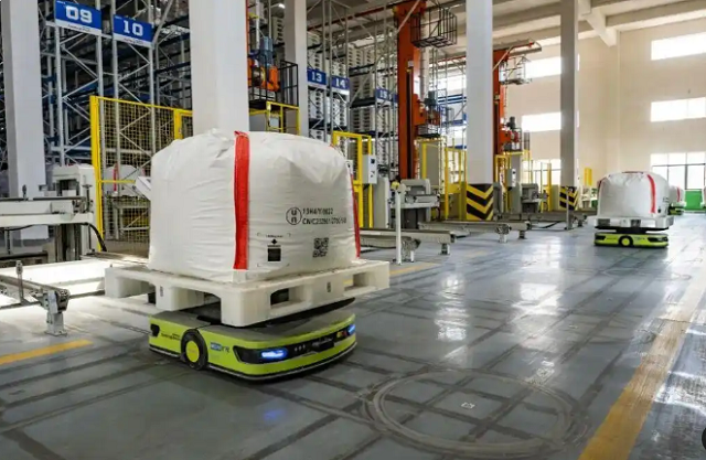 24Y新余高新区锂电新能源产业园赣锋锂业的车间内，AGV转运机器人、堆垛机器人等在智能程序下执行打托备货工序。.png