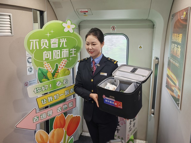 G5003次列车上为旅客准备了便民箱.jpg