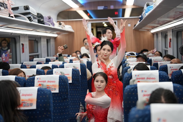 22Y乘务员带来舞蹈表演《坐着高铁看中国》。（王梦婧子 摄）.jpg