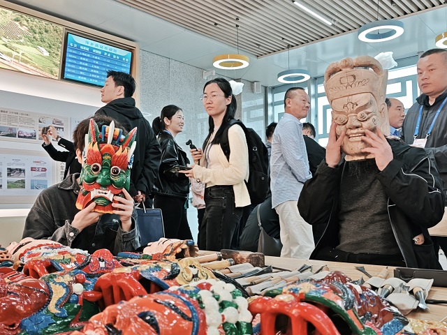 22Y传承大师给旅客展示萍乡湘东傩面具.jpg