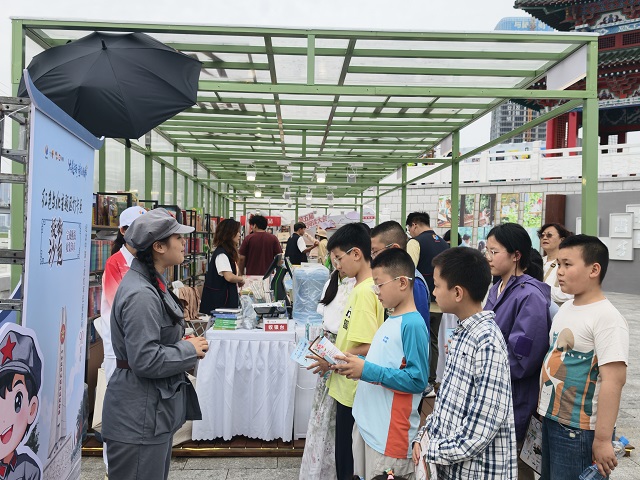 22Y小学生在参加集章活动。.jpg