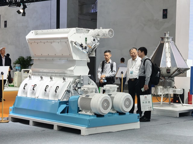 参展商在向观众介绍产品.jpg