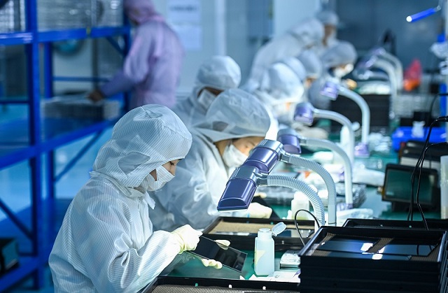 29Y位于江西省宜春市铜鼓县的江西京鸿电子科技有限公司工作人员在生产车间赶制电子触摸屏部件（2026年1月4日摄）。.JPG