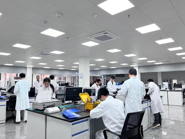 19Y3电子信息检验检测中心科研人员正在进行产品性能测试实验（吉安市工业和信息化局供图）.jpg