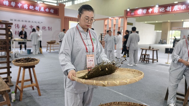 樟帮樟帮传统中药炮制技艺“簸药”.jpg