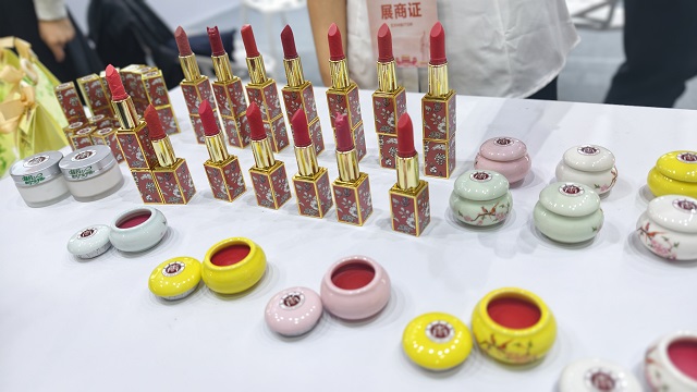 南昌医学院学生团队研发的中药口红、瓷盒胭脂等产品。.jpg