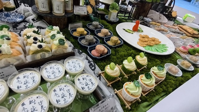 江西中医药大学药膳展台，融入药食同源食材的甜品吸引观众驻足。.jpg