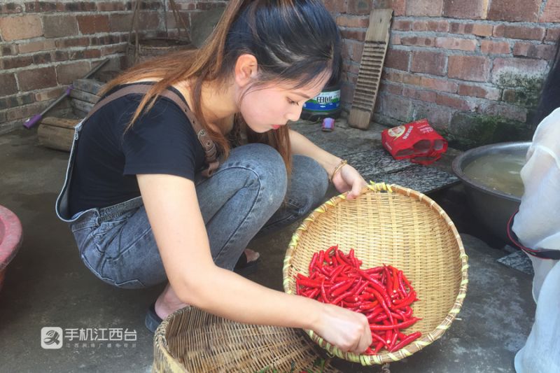 村里有个"辣"妹子