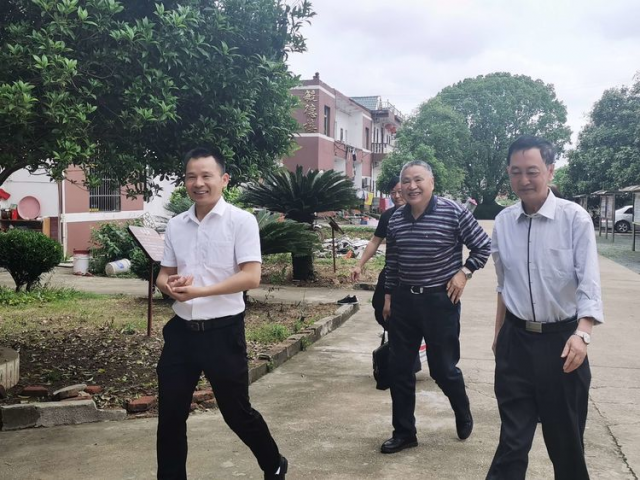 郭红光,笔名凡丁,将门之后.工诗书画印,师从爱新觉罗.