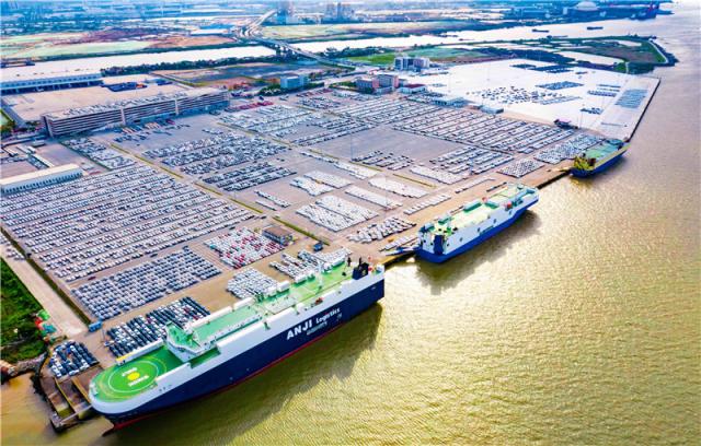 广州港南沙汽车码头三艘滚装船舶正在装卸作业(通讯员供图)