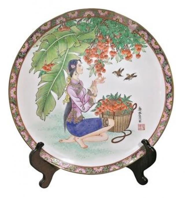 岭南派古琴名家谢东笑工作室的墙上,展示着各种斫琴工具和古琴半成品.