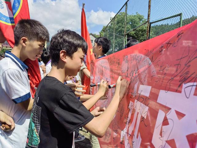 贵溪市文坊中学举行珍爱生命谨防溺水远离危险平安相伴横幅签名仪式