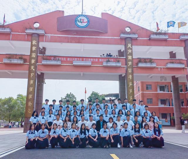 青春不留白毕业不散场贵溪市文坊中学九年级学生毕业照开拍