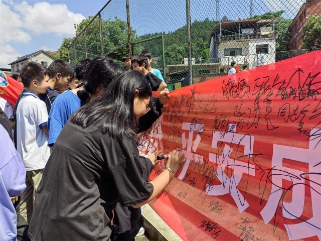 贵溪市文坊中学举行珍爱生命谨防溺水远离危险平安相伴横幅签名仪式
