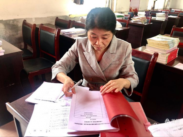 县教体局教研员朱小毛的领导下,二小副校长程肖英,二中副书记曹丽红