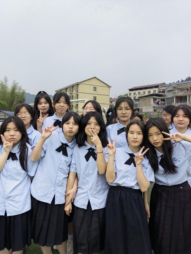 青春不留白毕业不散场贵溪市文坊中学九年级学生毕业照开拍