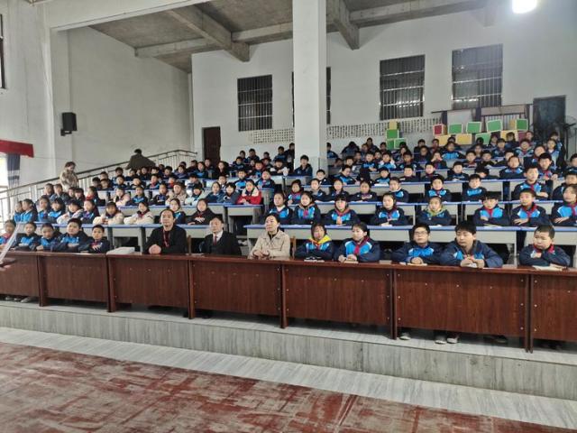 12月3日,陈营小学特邀万年县人民检察院副检察长蔡阳先及检察官一行