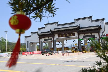 个高速公路出入口,近几年经过改扩建,成了富有瓷都文化特色的城市大门