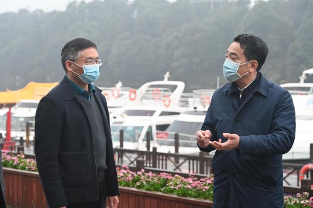 肖秋根一行先后来到新余北站,新余汽车站,新余火车站