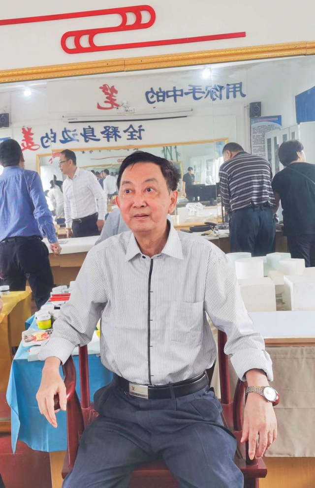 郭红光,笔名凡丁,将门之后.工诗书画印,师从爱新觉罗.